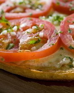 Неаполитанская пицца со свежими помидорами