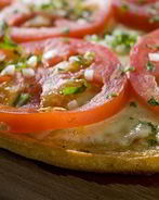 Неаполитанская пицца со свежими помидорами