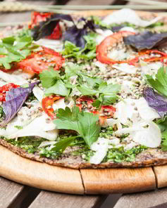 Пицца из семян льна и миндаля