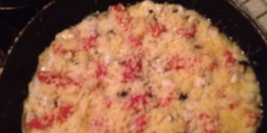 Пицца на сковороде с колбасой и грибами