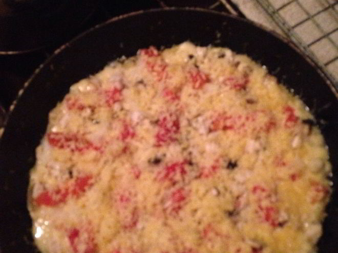 Рецепт пиццы на сковороде с колбасой и грибами