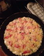 Пицца на сковороде с колбасой и грибами