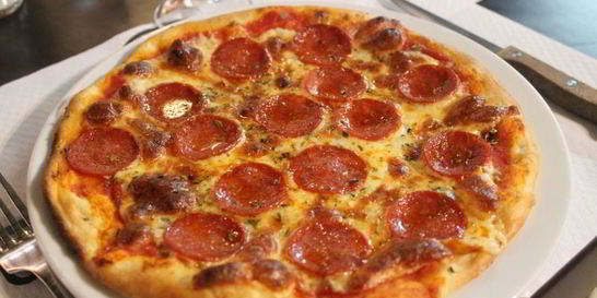 Пицца по-домашнему с колбасой