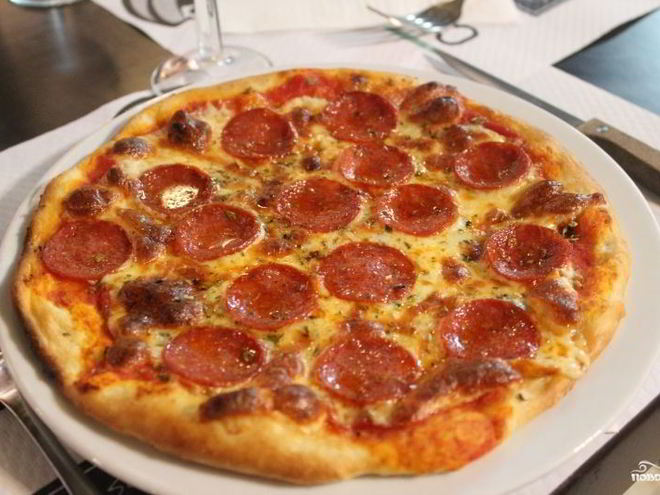 Рецепт пиццы по-домашнему с колбасой