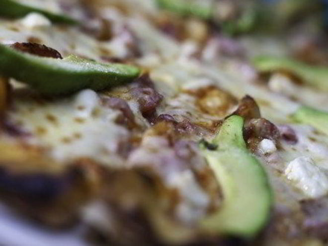 Рецепт пиццы с авокадо, ветчиной и сыром