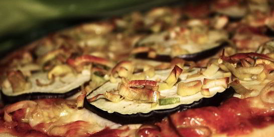 Пицца с баклажанами и фаршем