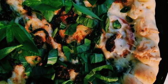 Пицца с баклажанами и вялеными томатами