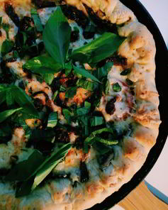 Пицца с баклажанами и вялеными томатами