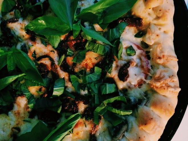 Рецепт пиццы с баклажанами и вялеными томатами