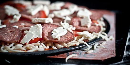 Пицца с брынзой и колбасой