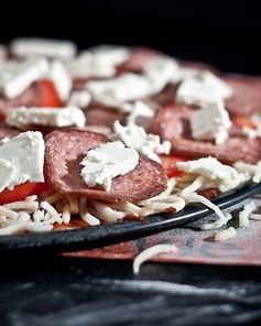 Пицца с брынзой и колбасой