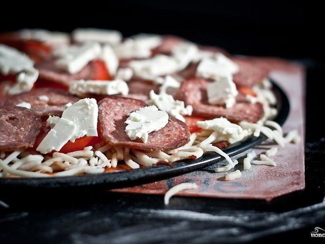 Рецепт пиццы с брынзой и колбасой