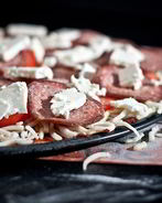 Пицца с брынзой и колбасой