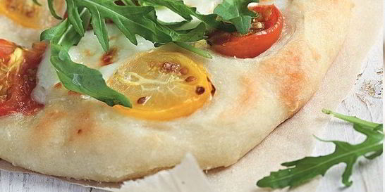 Пицца с черри, моцареллой и рукколой