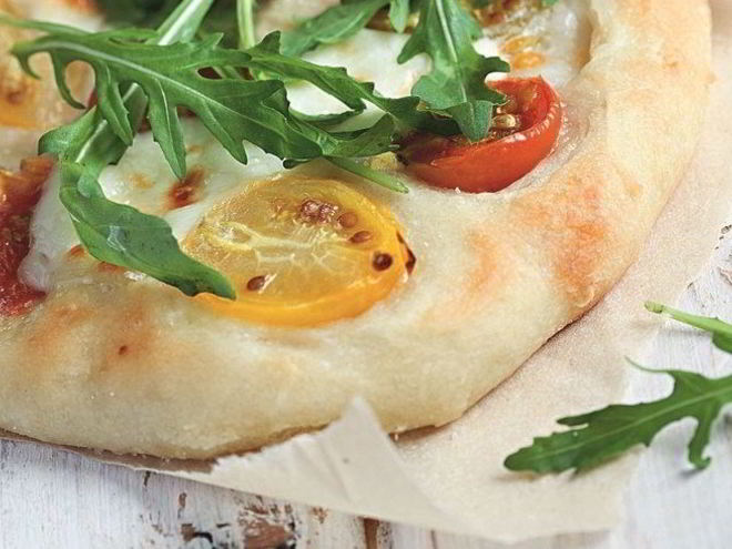 Рецепт пиццы с черри, моцареллой и рукколой