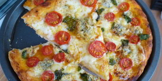 Пицца с двумя видами сыра, черри и базиликом