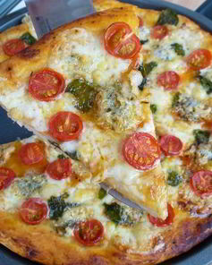 Пицца с двумя видами сыра, черри и базиликом