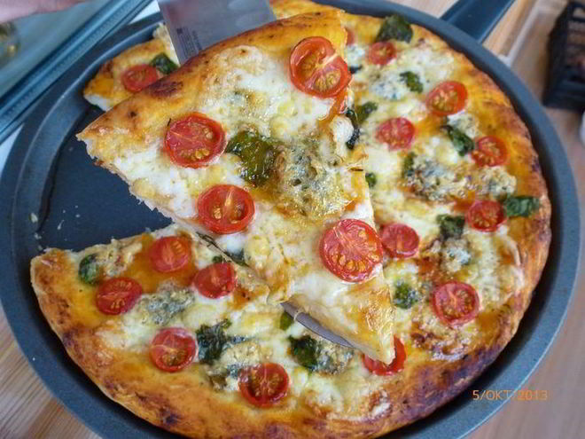 Рецепт пиццы с двумя видами сыра, черри и базиликом