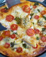 Пицца с двумя видами сыра, черри и базиликом