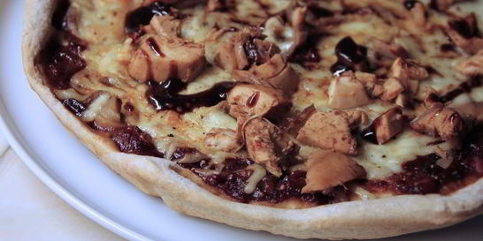 Пицца с грибами и курицей