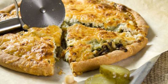 Пицца с грибами и солеными огурцами