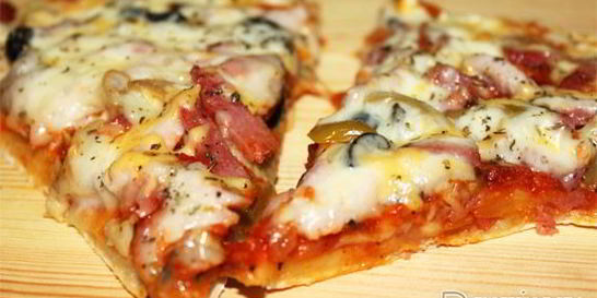 Пицца с грибами и ветчиной