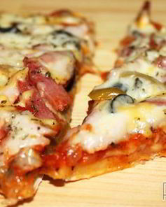 Пицца с грибами и ветчиной