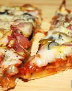 Пицца с грибами и ветчиной