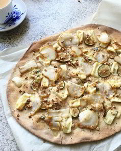 Пицца с грушей и сыром бри на тесте из цельнозерновой муки