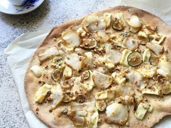 Рецепт пиццы с грушей и сыром бри на тесте из цельнозерновой муки