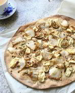 Пицца с грушей и сыром бри на тесте из цельнозерновой муки