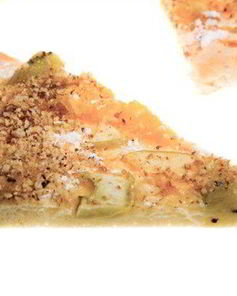 Пицца с грушей, луком, орехами и двумя видами сыра