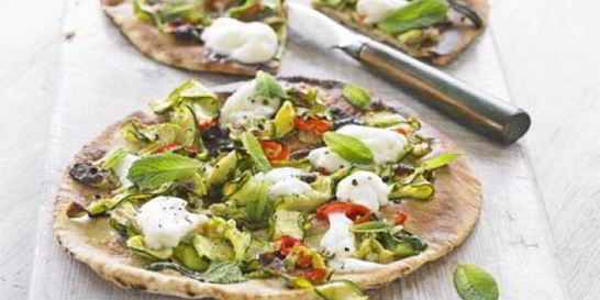 Пицца с кабачком, перцем чили и мятой