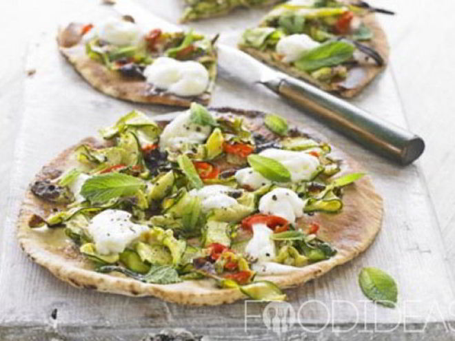 Рецепт пиццы с кабачком, перцем чили и мятой