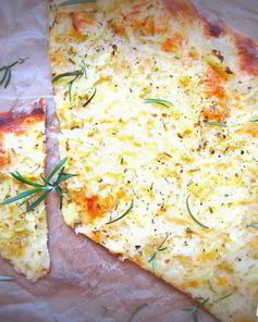 Пицца с картофелем и пряными травками