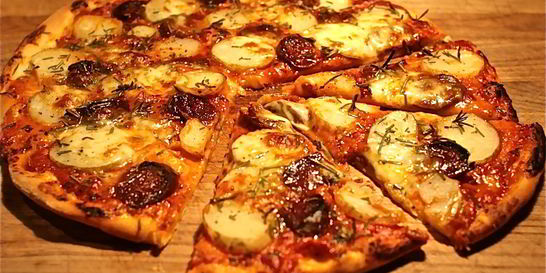 Пицца с картошкой и колбасой