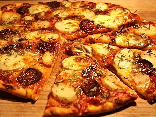 Рецепт пиццы с картошкой и колбасой