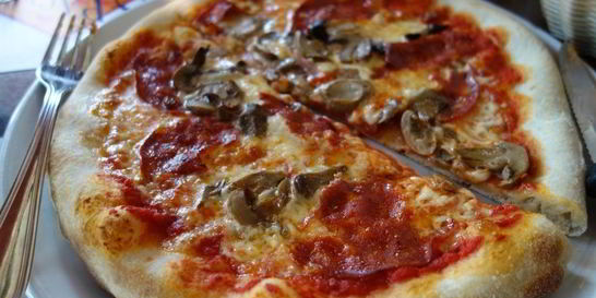 Пицца с колбасой, грибами и помидорами