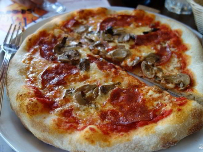 Рецепт пиццы с колбасой, грибами и помидорами
