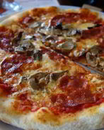 Пицца с колбасой, грибами и помидорами