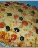 Пицца с колбасой и пицца с морепродуктами