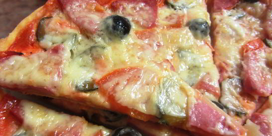 Пицца с колбасой по-немецки