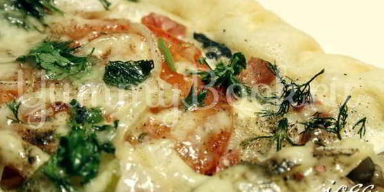 Пицца с колбасой