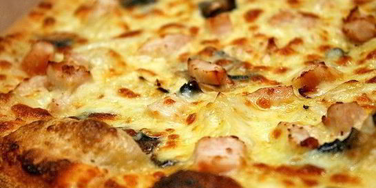 Пицца с копченой курицей