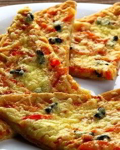 Пицца с копченостями и черносливом