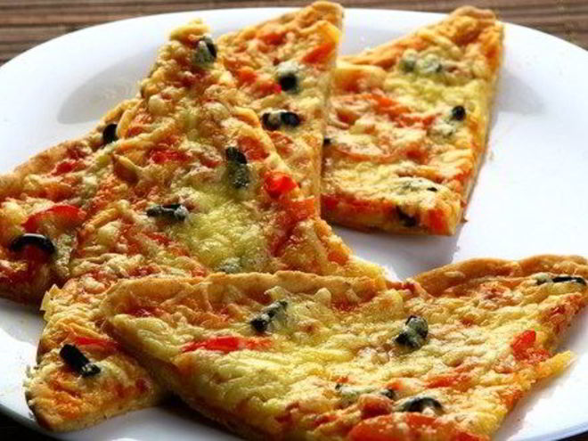 Рецепт пиццы с копченостями и черносливом