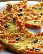 Пицца с копченостями и черносливом