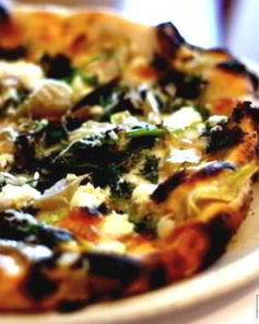 Пицца с крапивой и чесночным кремом