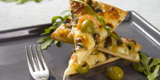 Пицца с креветками и рукколой