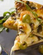 Пицца с креветками и рукколой